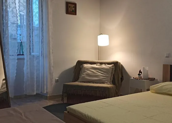 Nika Free Parking Split